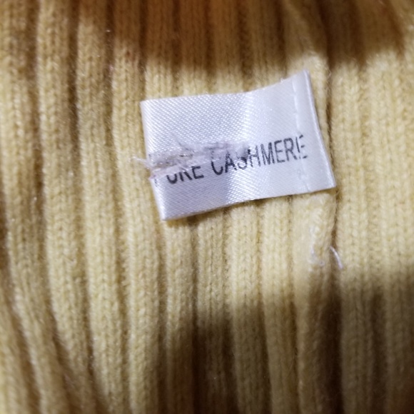 SOLD Vintage cashmere soft yellow sweater - Picture 4 of 6